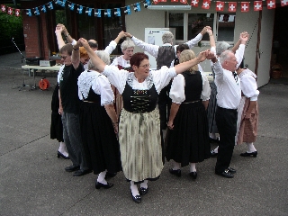 Trachtengruppe Elfingen bei einer Tanzvorführung